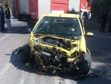 Τροχαίο στην Αρτέμιδα: Εκσφενδονίστηκε το καπό και τραυμάτισε ηλικιωμένη που περίμενε στη στάση (φωτό)